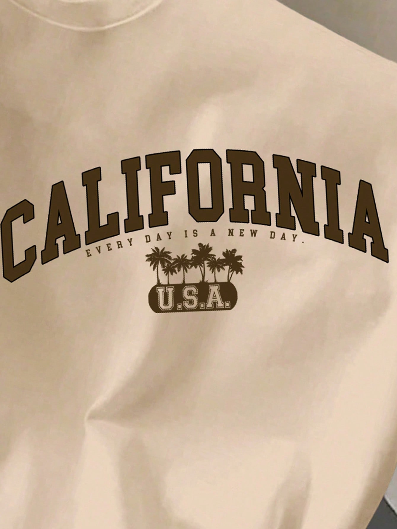 Men's Casual Beige Graphic Tee - đánh giá và giá Tee Graphic Print