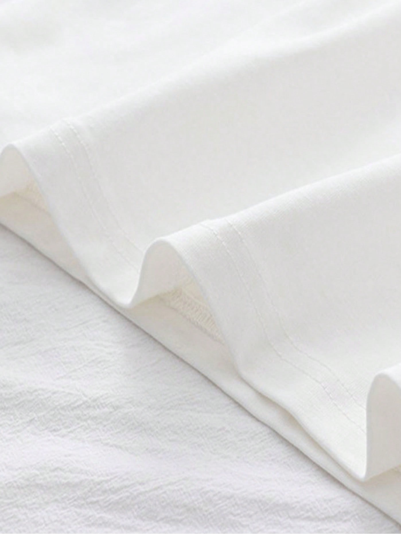Men's White Cotton Graphic Tee - đánh giá và giá Tee Graphic Print